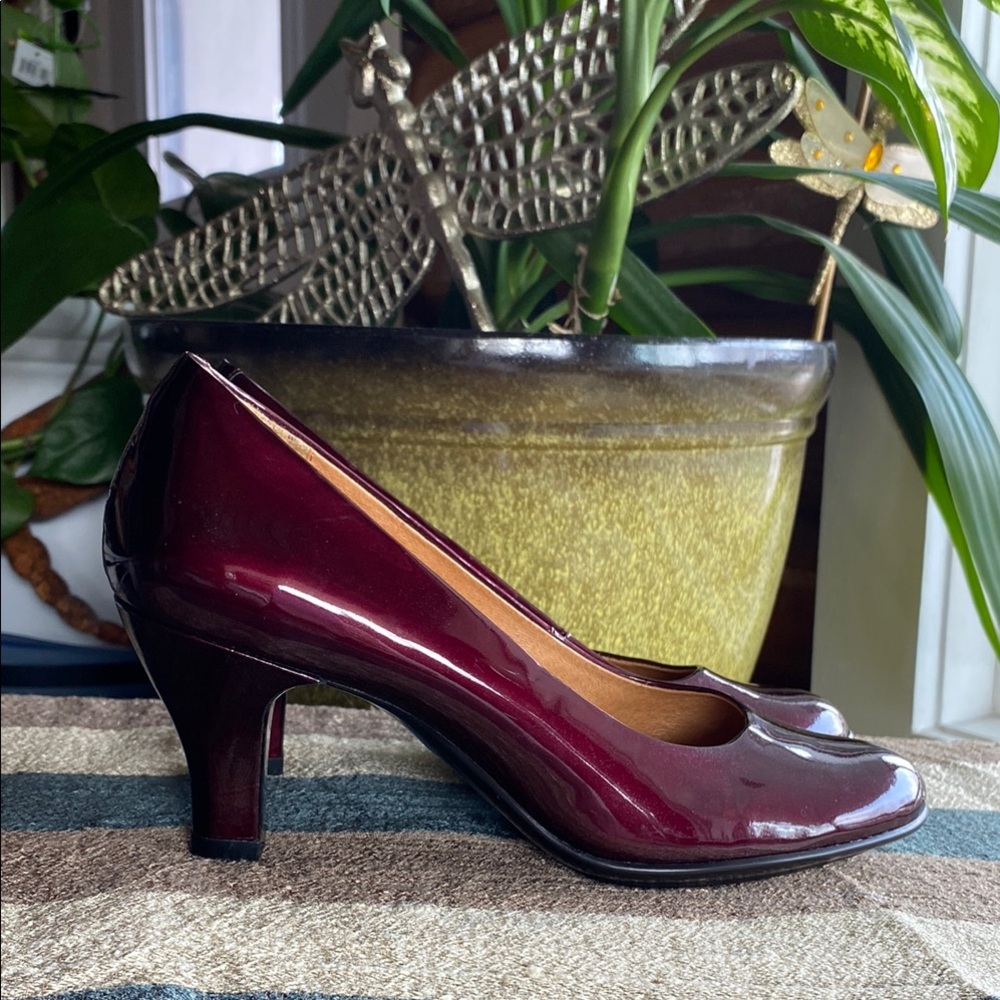 Sofft shiny shiny purple patent leather pumps Size 7.5